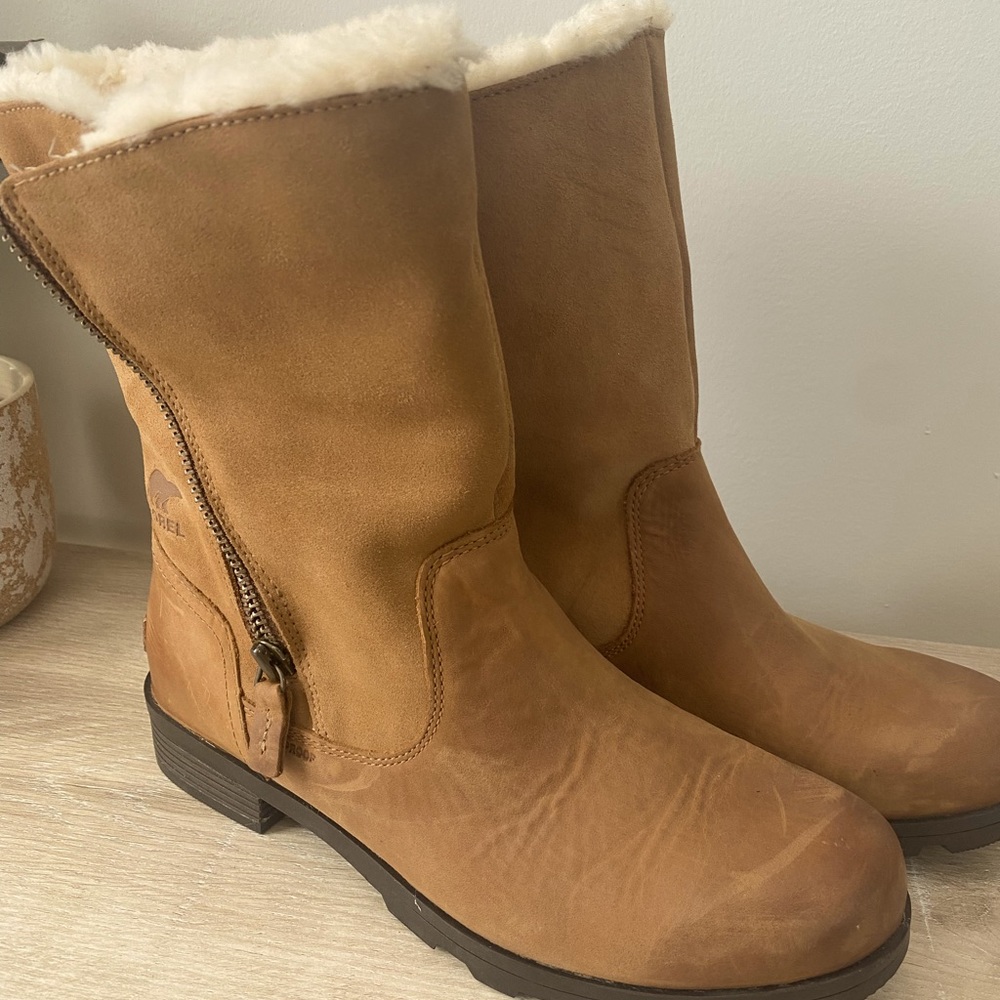 SOREL zip up boots, size 9